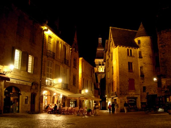 Sarlat-medieval-city-by-night-20